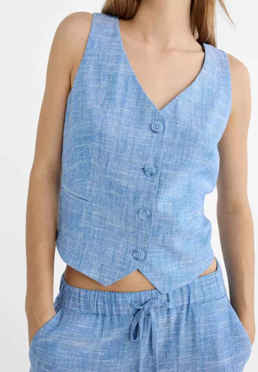 Locura en Stradivarius con los chalecos del verano: 8 modelos muy buscados 11 Moncloa Elegancia veraniega: chaleco corto azul de lino de Stradivarius