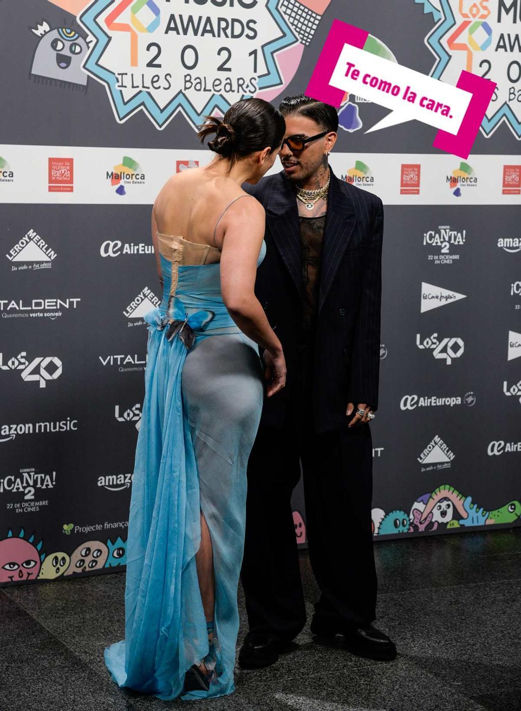Rosalía y Rauw Alejandro casi beso en la alfombra roja de los 40 Music Awards