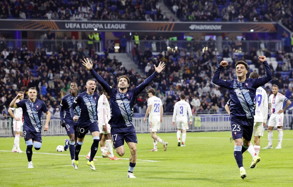 Los futbolistas del Celta celebran el gol de Javi Rueda en Lyon