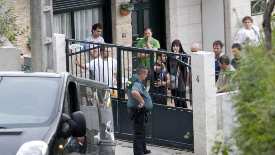 Familiares, allegados y agentes de la Guardia Civil, en el patio de la casa junto al portón de hierro. / josé lores