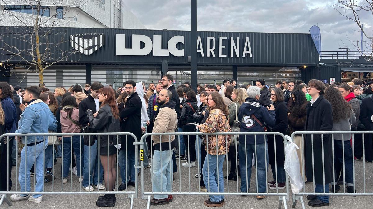 Fans de la Rosalía fan cua a LDLC Arena de Lió abans del concert d'inici de la gira 'Lux'