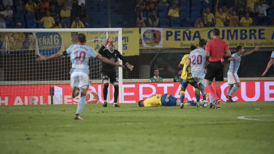 Rubén se lamenta de la decisión del colegiado de mostrarle la tarjeta roja. // LOF