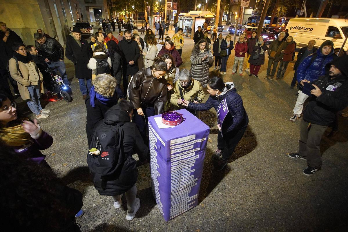 Acte del Dia Internacional per a l’Eliminació de la Violència envers les Dones davant dels jutjats de Girona, el 25 de novembre de l’any passat, organitzat per la Plataforma Feminista Gironina.