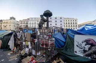 El Gobierno de Ayuso acusa a "grupos violentos" de impedir la entrada de Servicios Sociales en la acampada de Sol
