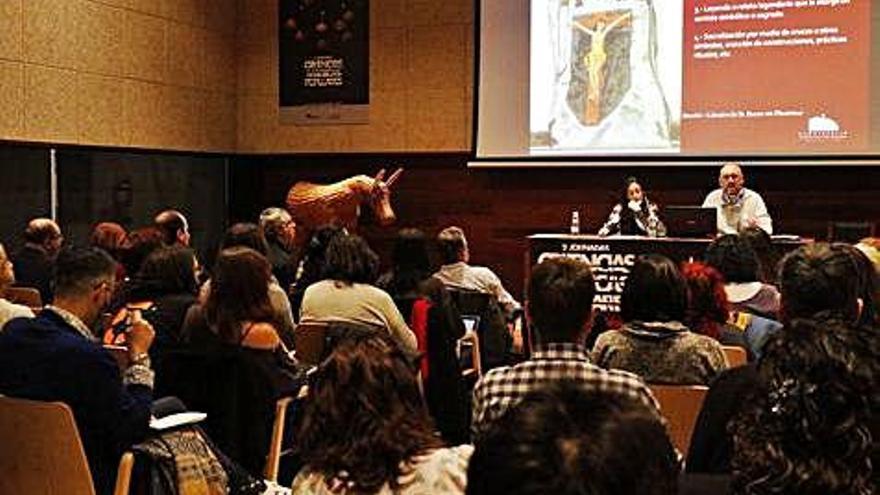 Público en la conferencia sobre rocas sagradas en Castilla y León.