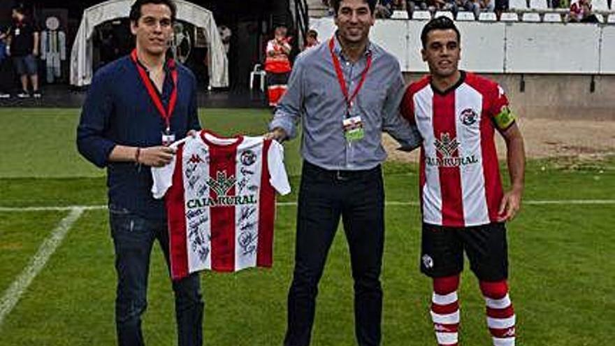 Dani Hernández posa junto a los directivos del club venezolano.