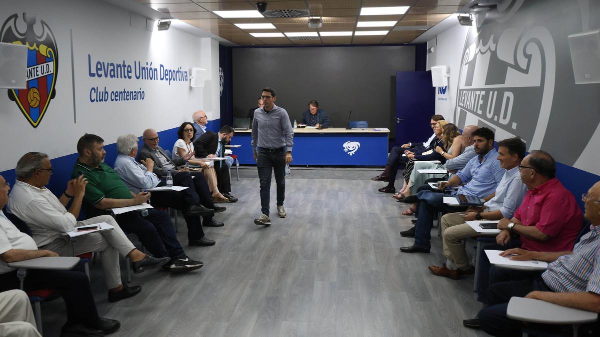 Reunion de los patronos de la Fundacion del Levante UD con Quico Catalan