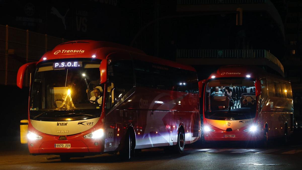 Los autobuses, a punto de emprender camino hacia Madrid.