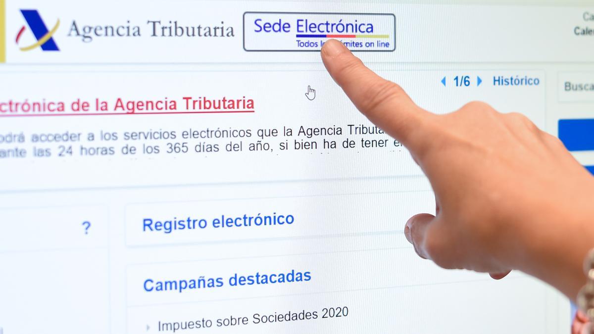 Una persona en la sede electrónica de la Agencia Tributaria.