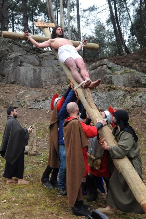 La parroquia de Paradela representa el Via Crucis y la Crucifixión, declaradas de interés turístico gallego