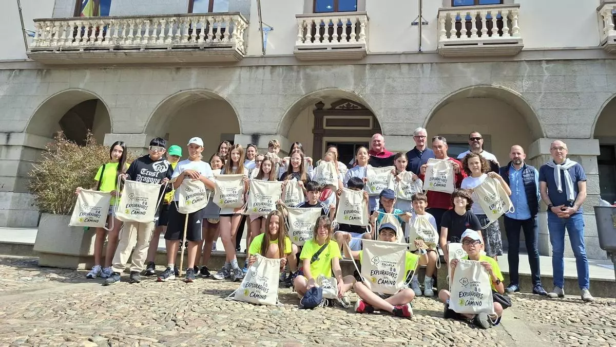 El Foro Comunicación y Escuela descubre el Camino de Santiago a una veintena de estudiantes veigueños