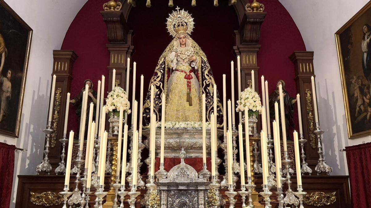 La Virgen de Guadalupe, en su altar de triduo.