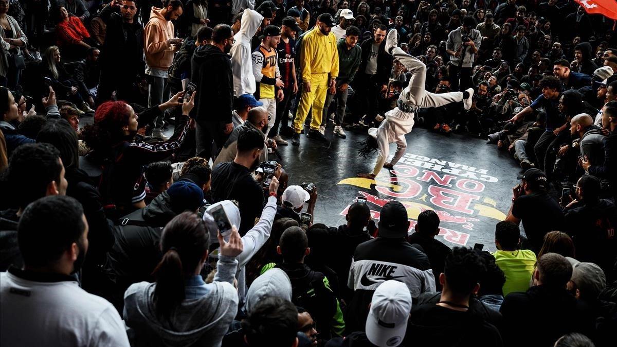 Un joven breakdancer durante en la  Red Bull BC de Lyon. El breakdance será deporte olímpico en los Juegos Olímpicos de París 2024.