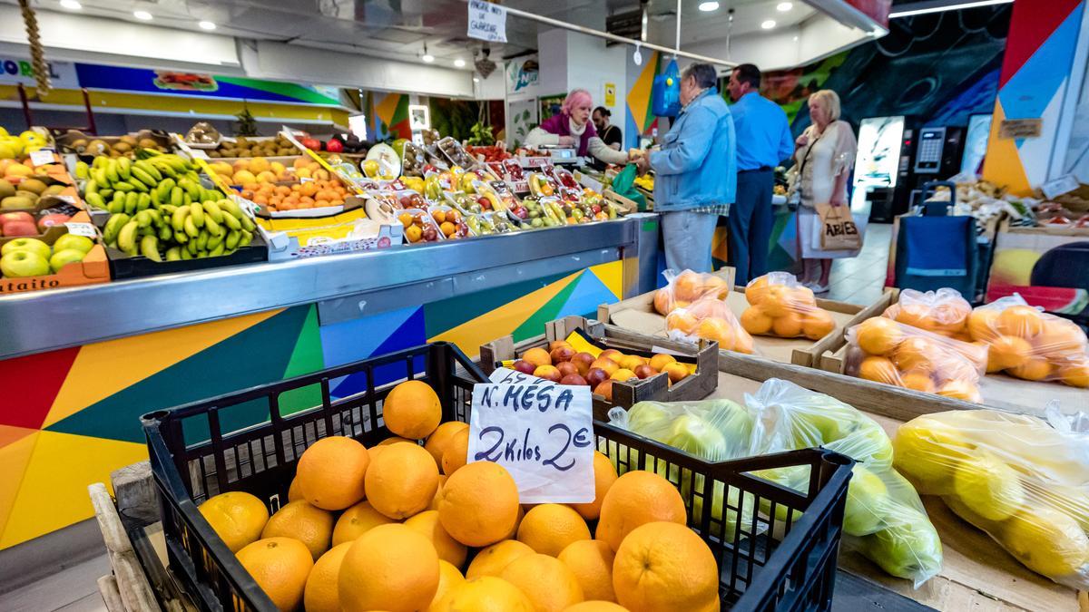 Frutas a la venta en un mercado de Benidorm.