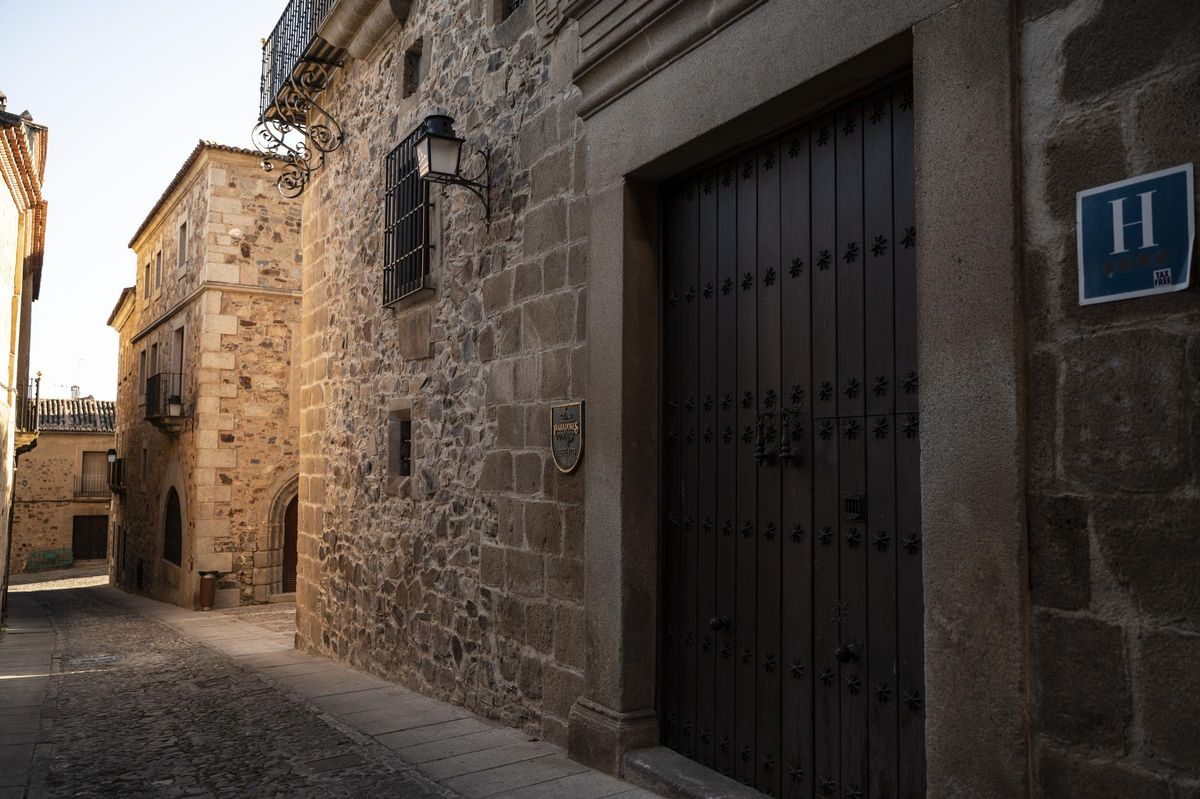 Fachada neoclásica del Parador de Cáceres.