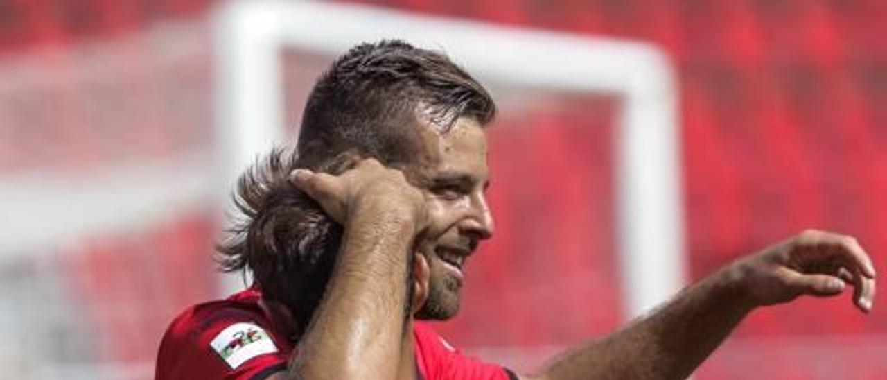 Álex López celebra con Cano su sefundo gol.