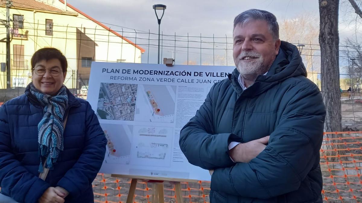 La concejala de Parques y el alcalde de Villena presentando la nueva obra.