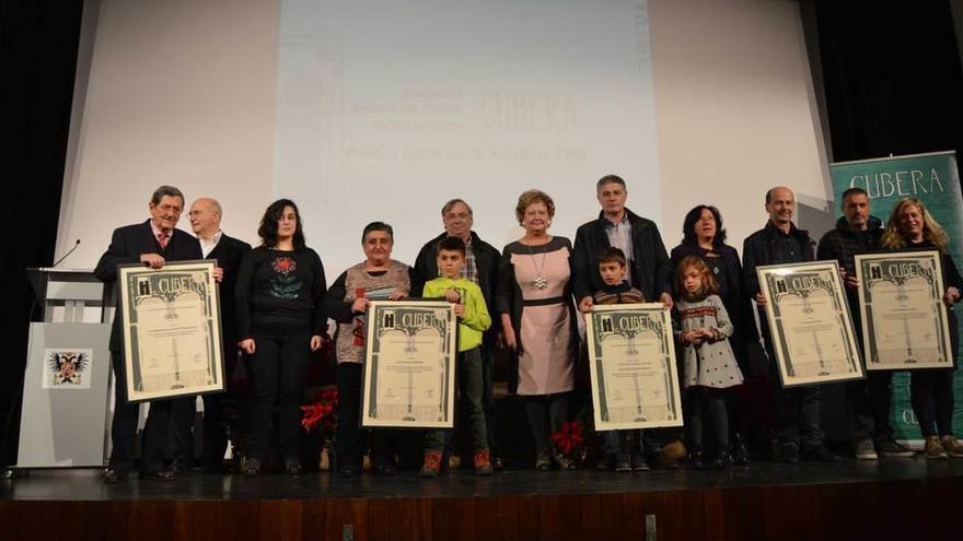 Los premiados, ayer, con sus diplomas de &quot;Cubera&quot;, en el escenario del teatro Riera.