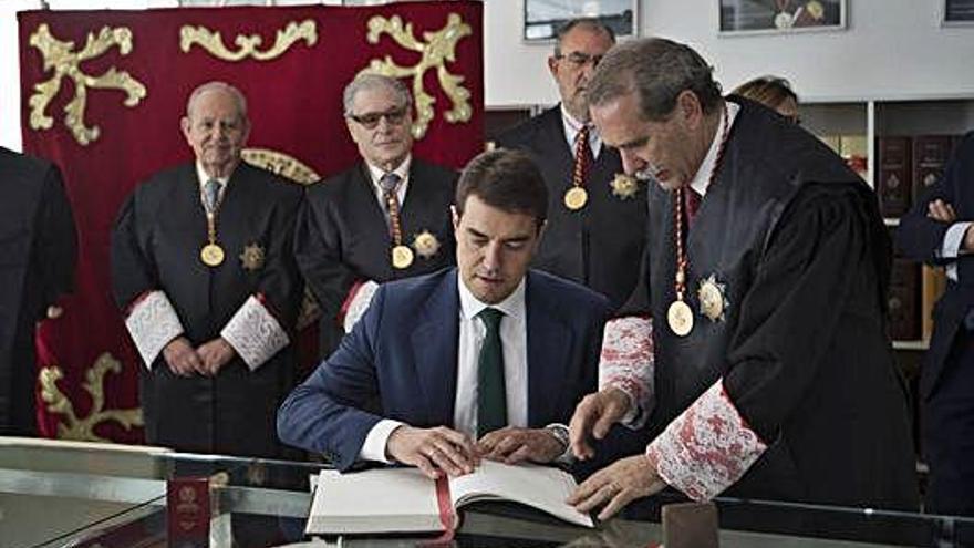 Ibáñez, junto a Sánchez de Vega, firma en el libro del Consultivo poco antes de la sesión.