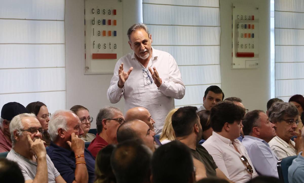 Las Hogueras elevan la presión al Ayuntamiento y exigen el pago de las subvenciones