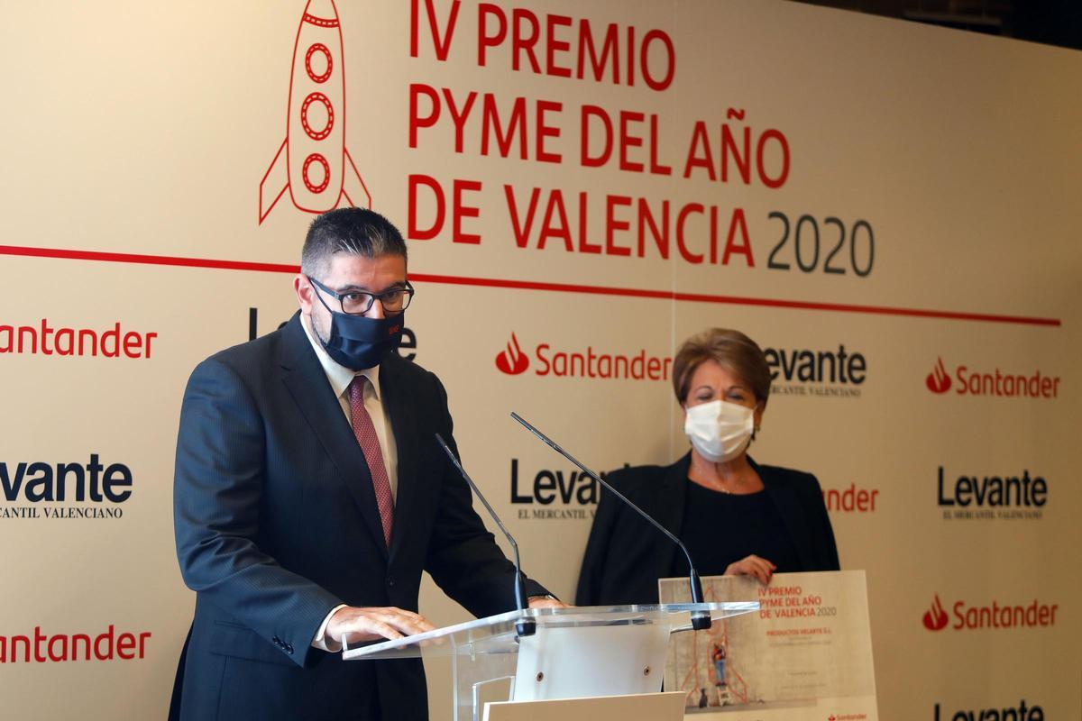 Dos directivos de Productos Velarte agradecen su galardón.jpg