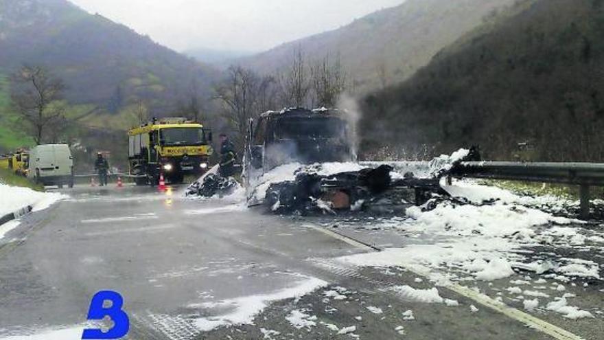 Los dos vehículos implicados en el accidente, tras la intervención de los Bomberos.