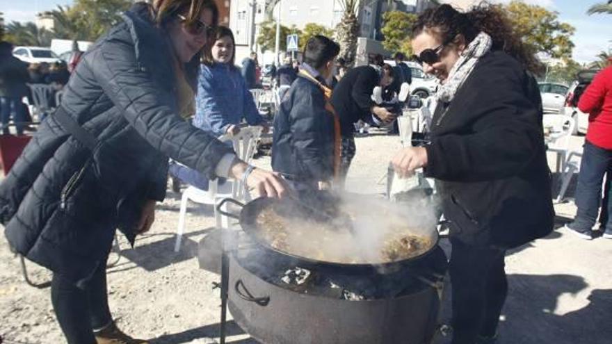 Las paellas llenan de fiesta San Antón