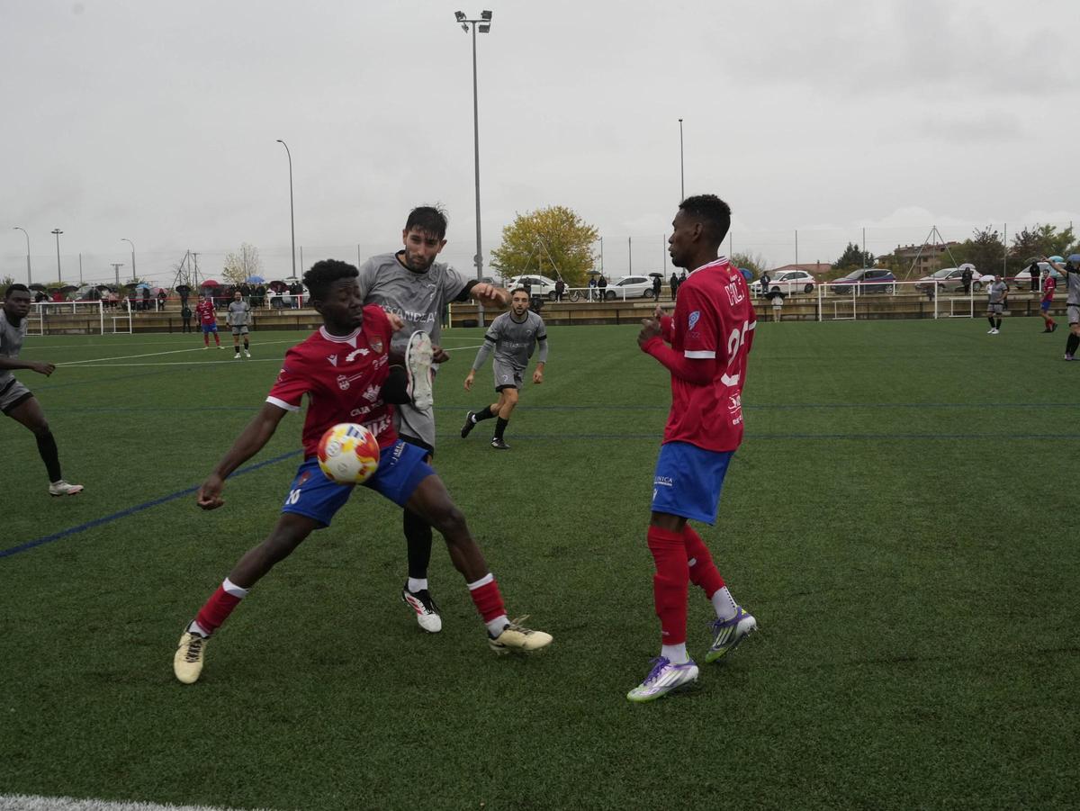 Noel trata de hacerse con el balón ante dos jugadores del CD Benavente en el duelo jugado entre ambos equipos en Zamora.