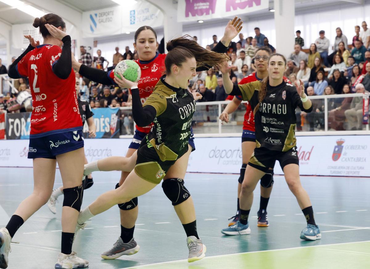 Derbi de balonmano entre el Mecalia Guardés y el Orbe Zendal Porriño, en imágenes