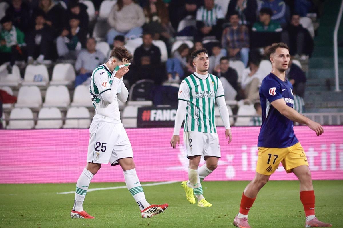 Vilarrasa y Mikel Goti se retiran a vestuarios tras la primera parte del Córdoba CF-Andorra