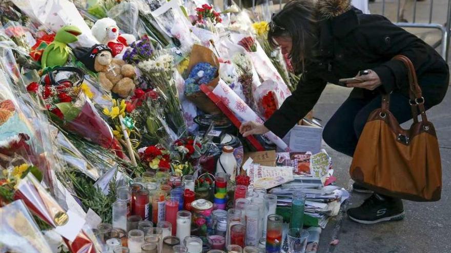 Flores y velas en recuerdo a David Bowie en Nueva York.