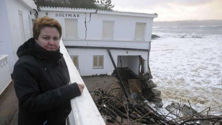 Una de las propietarias de los apartamentos dañados en la playa Grande de Miño, Marta Seijo. / víctor echave