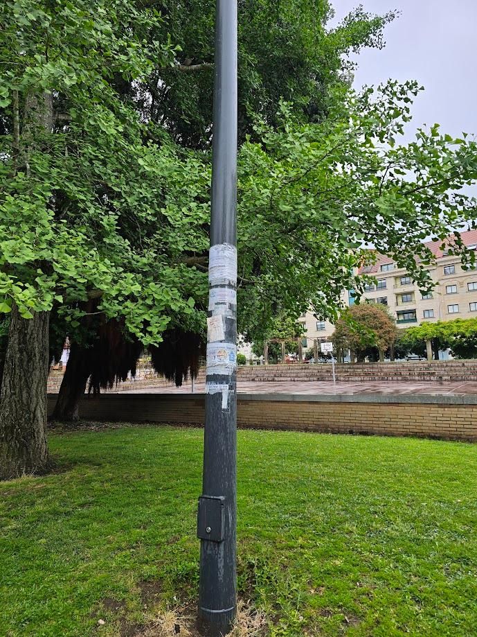 Elementos afectados por la pegada de carteles y todo tipo de panfletos en las calles de Vilagarcía.