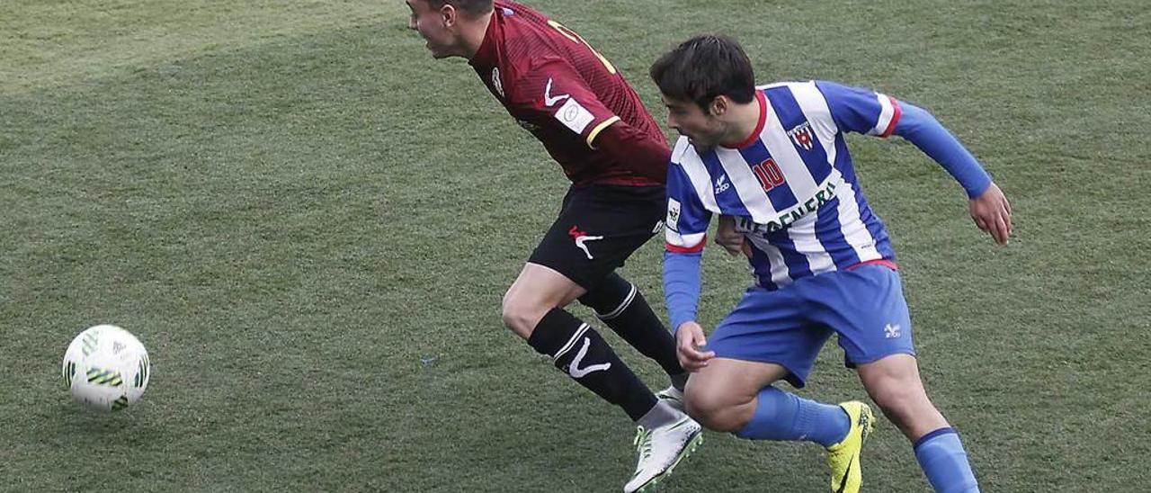 Pelayo Castañón lucha por el balón con un jugador del Izarra.