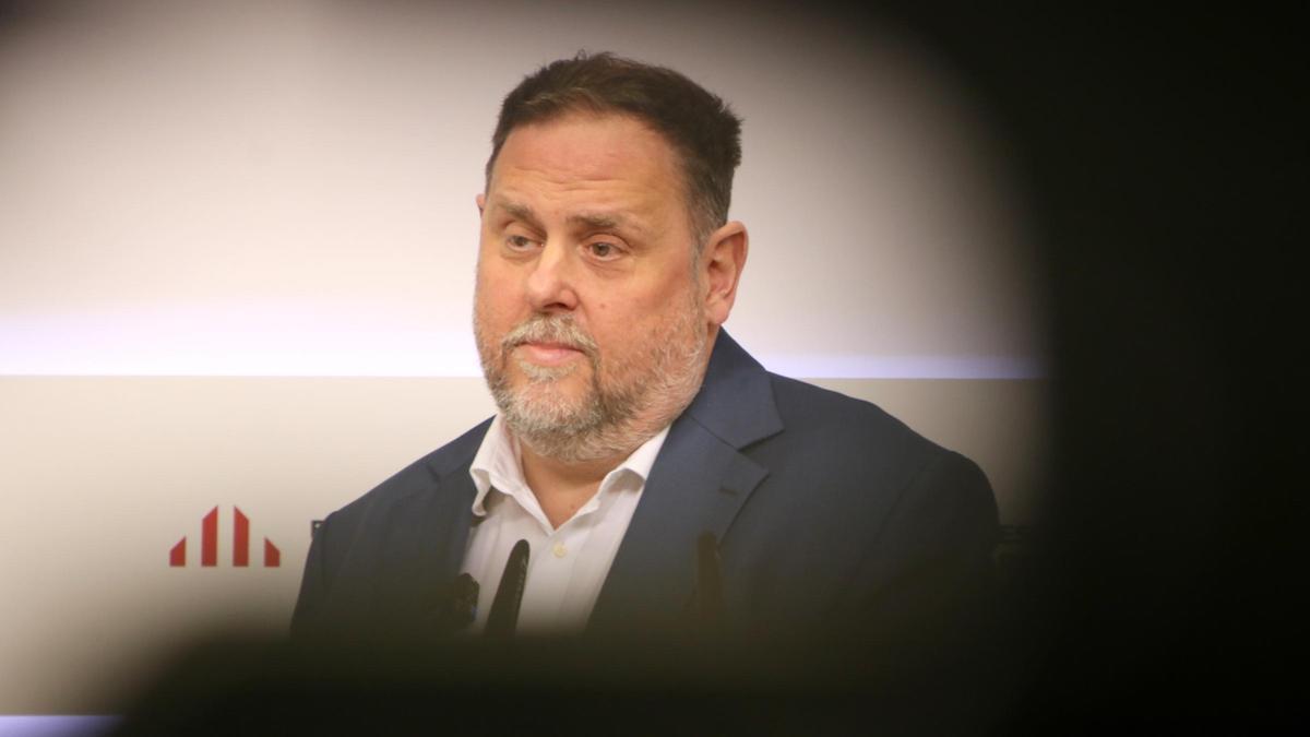 El presidente de ERC, Oriol Junqueras, este lunes en rueda de prensa.