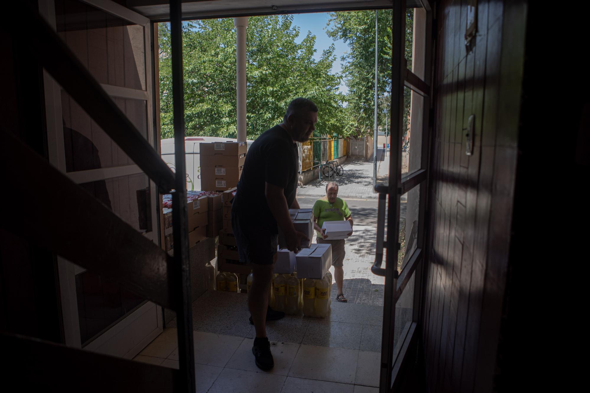 Los bancos de alimentos dejan  de repartir aceite y pollo a las  familias por su elevado coste