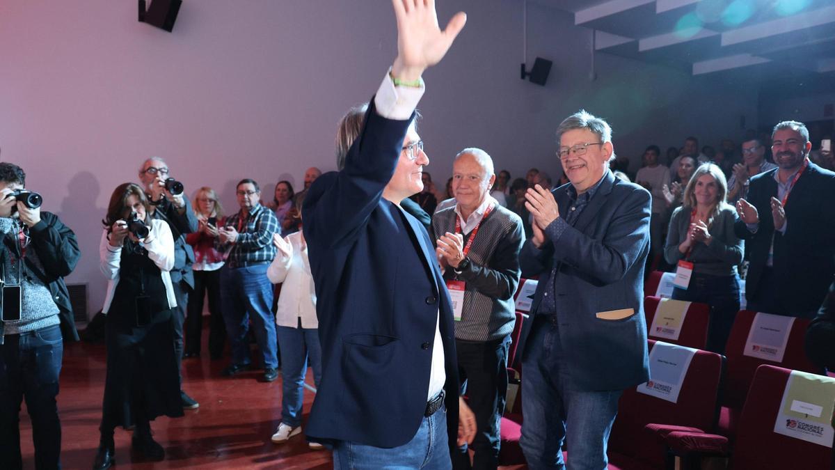 Tino Calero, al ser proclamado secretario general de UGT-PV, en presencia de Ximo Puig e Ismael Sáez.