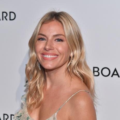 Sienna Miller se rinde ante la gabardina más favorecedora de la colección de Victoria Beckham x Mango