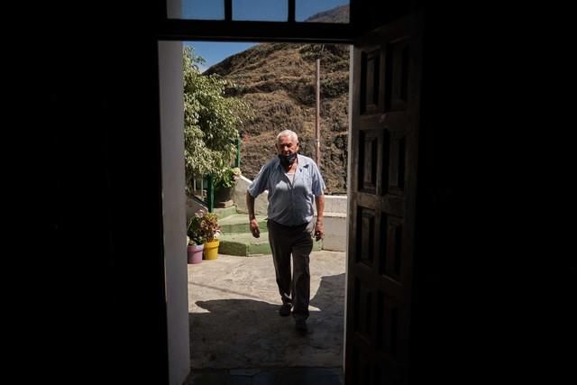 Recorrido con farmacéuticos por varios caseríos de Anaga, donde reparten medicamentos y atienden a personas en lugares aislados o con problemas para desplazarse  | 05/08/2020 | Fotógrafo: Andrés Gutiérrez Taberne