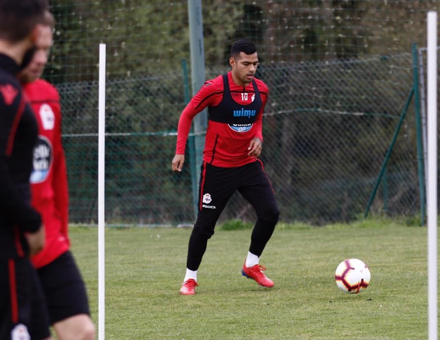 También los fabrilistas Montiel, Pedro López y Abeledo se entrenan con el primer equipo. La sesión en Abegondo contó con la presencia de los Riazor Blues.