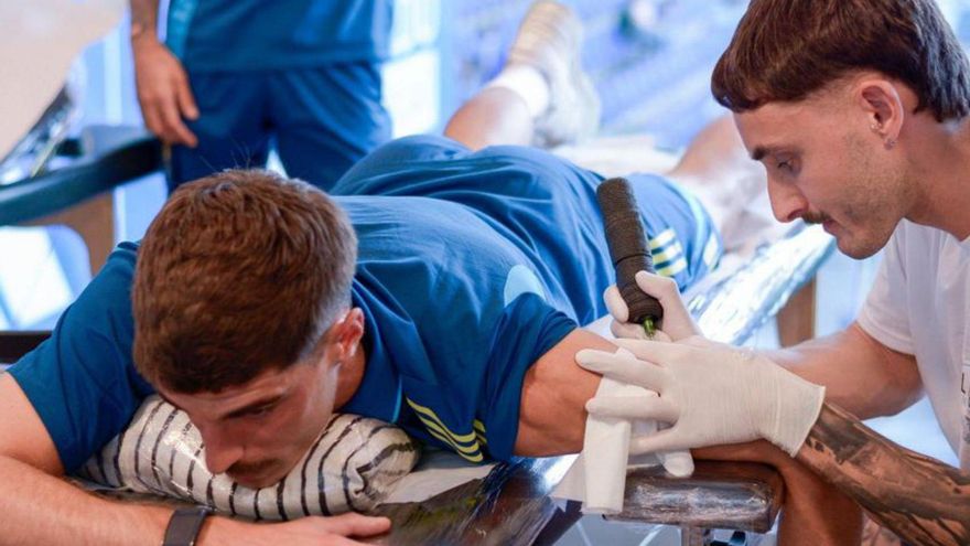 Nacho Vidal, en pleno proceso de tatuado.