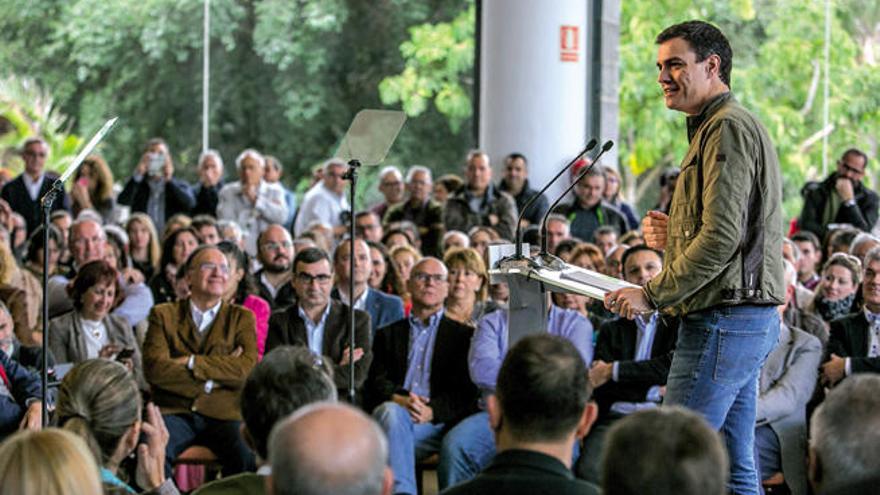 Pedro Sánchez durante su discurso en Santa Cruz de Tenerife.