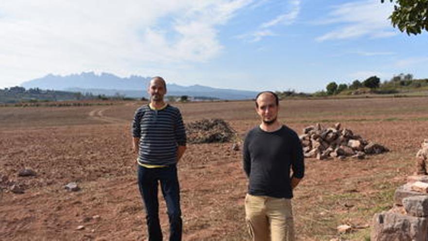 Jordi Calaf i el regidor de Ciutat Verda de l&#039;Ajuntament de Manresa, Pol Huguet, a la finca on es porta a terme la iniciativa |