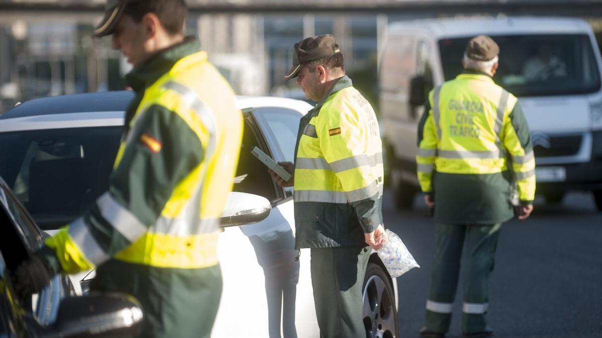 Multado con 200 euros por tener la baliza V-16, pero llevar el chaleco reflectante en el maletero: la Guardia Civil vigila a los coches asturianos
