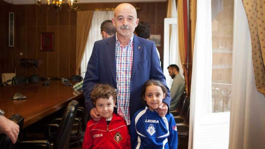 Roberto Ardura, presidente blanquinegro, junto a dos niños participantes en el campus del club.
