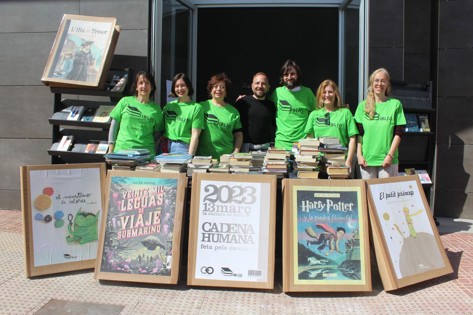 Cadena humana en Orpesa para trasladar libros a la nueva biblioteca