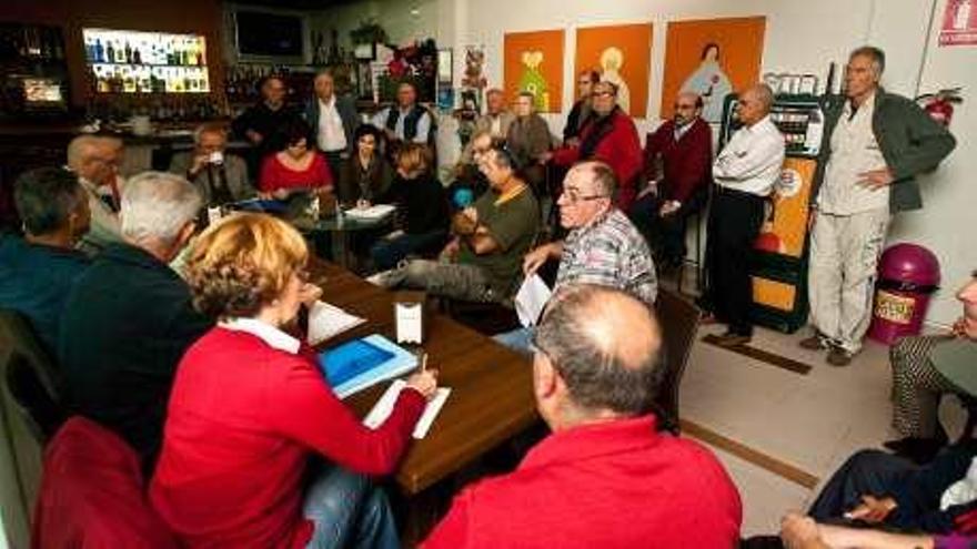 Los representantes vecinales en la reunión de ayer.