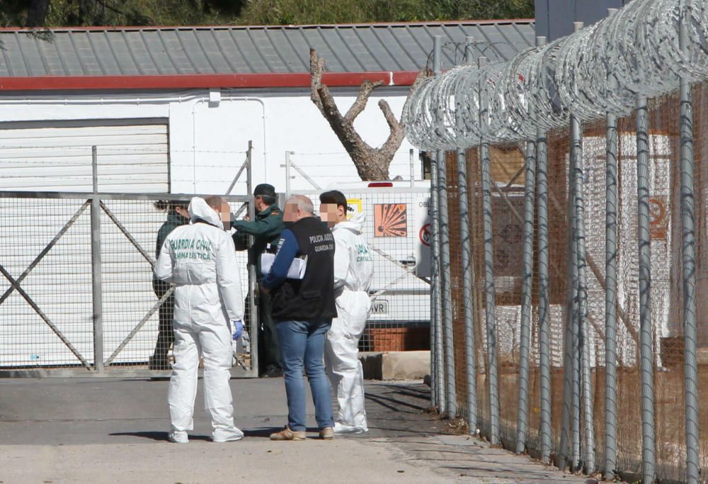 Los investigadores de la Guardia Civil, en la pirotecnia donde hoy ha habido un accidente mortal, en Olocau.