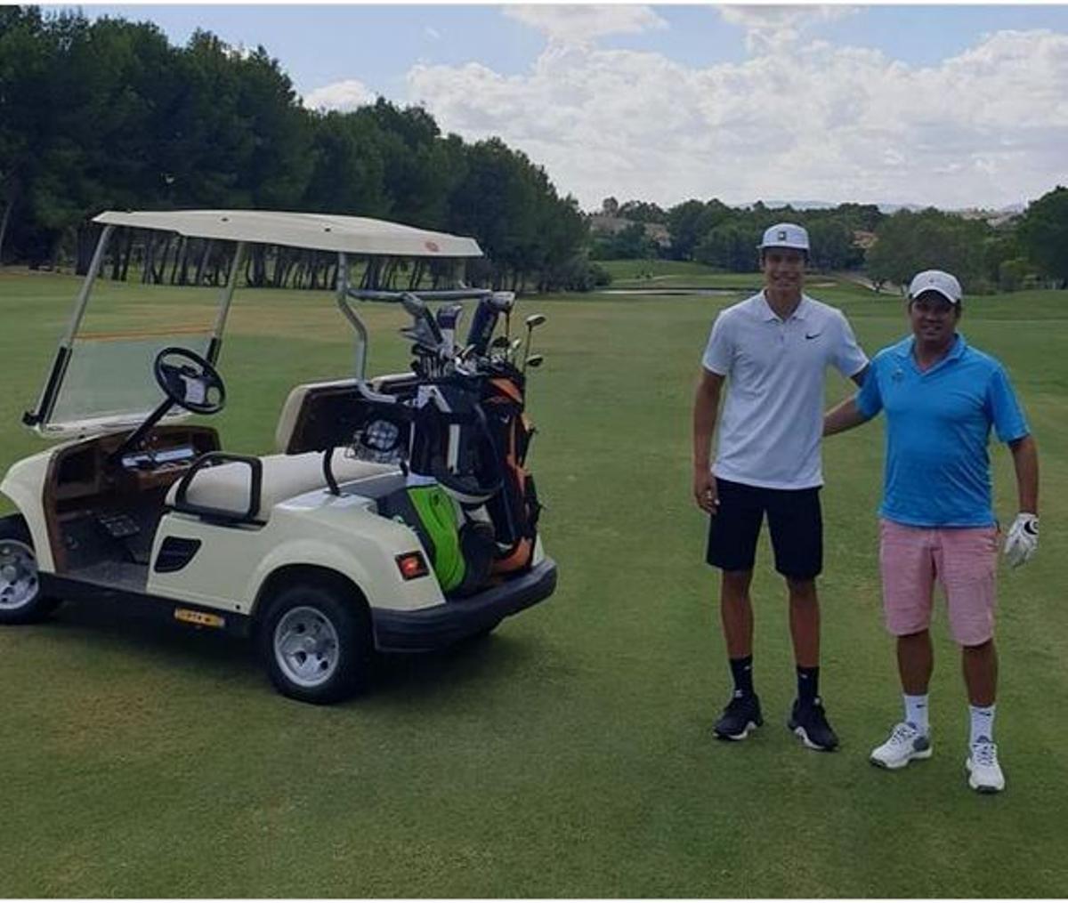 Carlos Alcaraz, con su padre, en un día de relax jugando al golf.