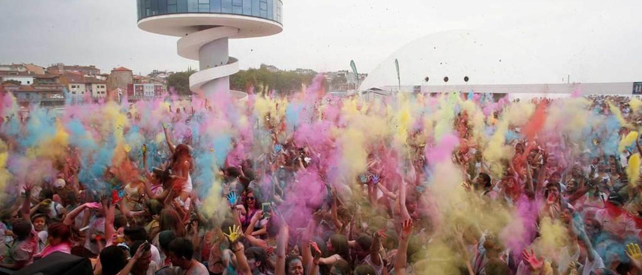 Participantes en la &quot;Holi Party&quot; de este año, en la plaza del Niemeyer.